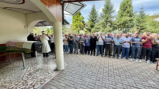 Oğlunun tabutunun başında gözyaşı döktü