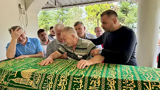 Oğlunun tabutunun başında gözyaşı döktü