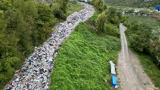 Çevre skandalı, Çöpler yola döküldü