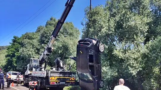 Tekneye çarpan Otomobil ırmağa uçtu