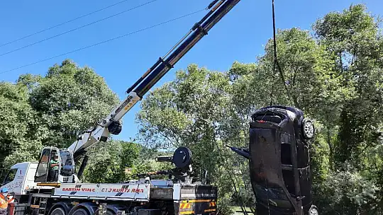 Tekneye çarpan Otomobil ırmağa uçtu