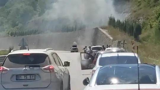 Seyir halindeki araç alev aldı