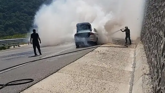 Seyir halindeki araç alev aldı