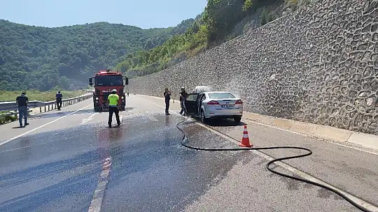 Seyir halindeki araç alev aldı
