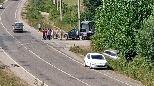 Çarpışan araçlardan biri şarampole girdi
