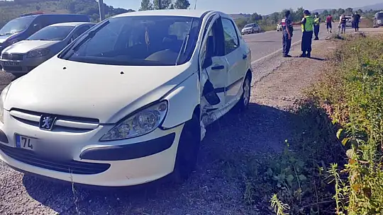 Çarpışan araçlardan biri şarampole girdi