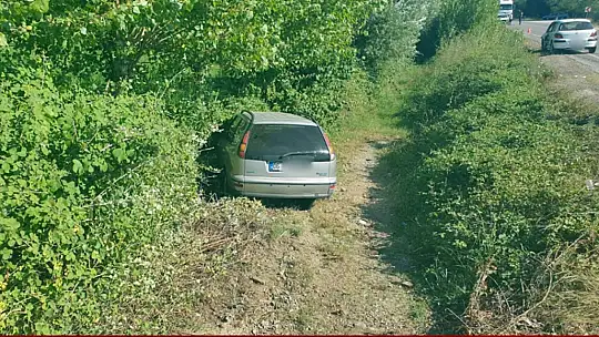 Çarpışan araçlardan biri şarampole girdi