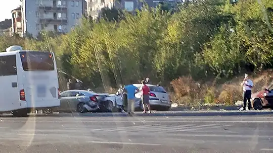 Türbe altında zincirleme kaza