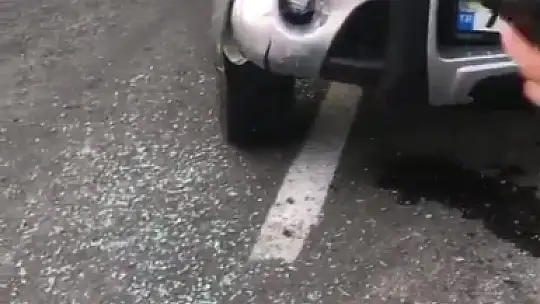 İki kamyonet çarpıştı