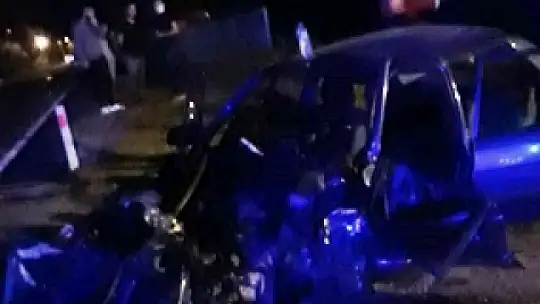 Otomobil ile traktör çarpıştı
