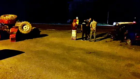 Otomobil ile traktör çarpıştı