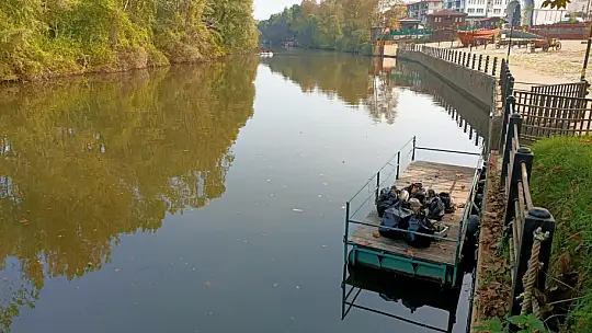 Ekipler ırmakta çöp avına çıktı