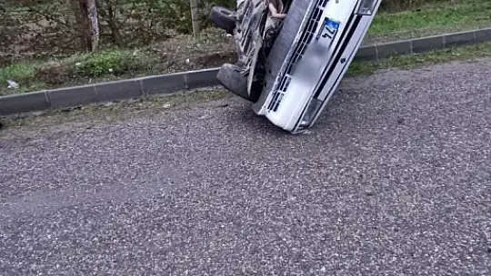 Bankete çarpan otomobil devrildi