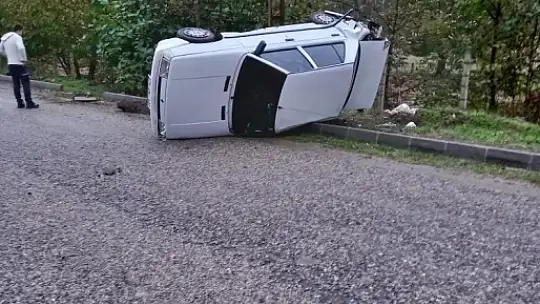 Bankete çarpan otomobil devrildi