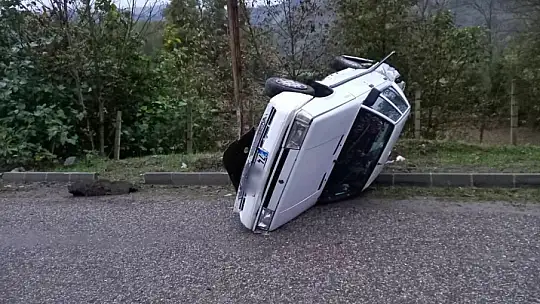 Bankete çarpan otomobil devrildi
