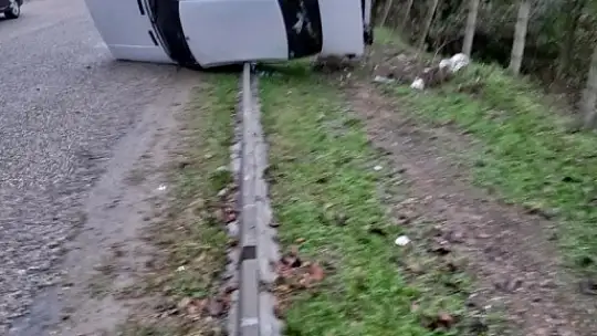 Bankete çarpan otomobil devrildi