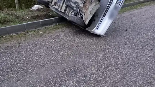 Bankete çarpan otomobil devrildi