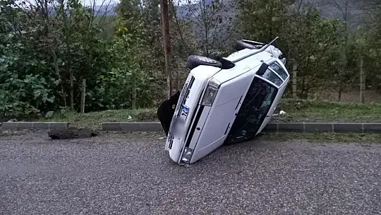 Bankete çarpan otomobil devrildi