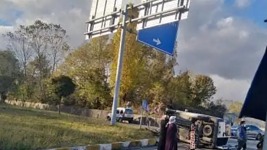 Kavşakta kaza, araç devrildi