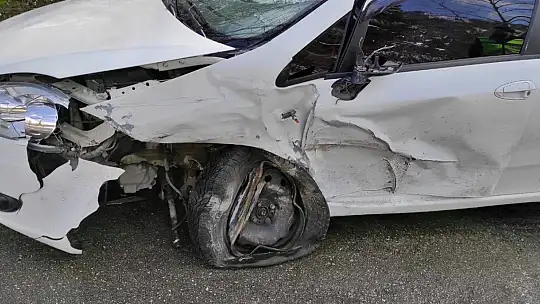 Buzlu yolda iki araç çarpıştı