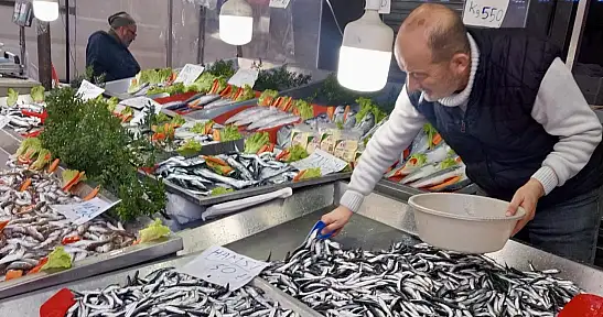 Oynuyor balık, tezgahlar kalabalık