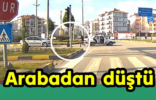 Bir anda arabadan yola düştü
