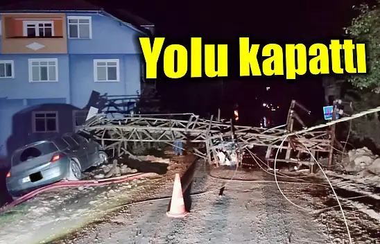 Çarptığı direk yola devrildi