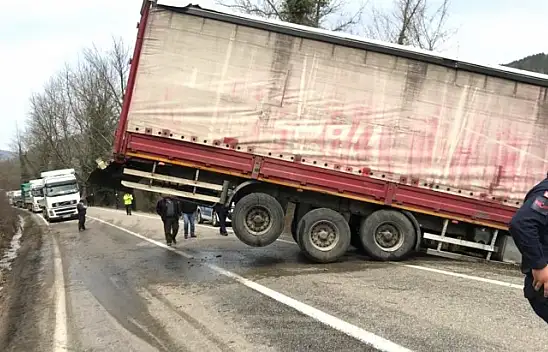 Devrilen tır yolu kapattı