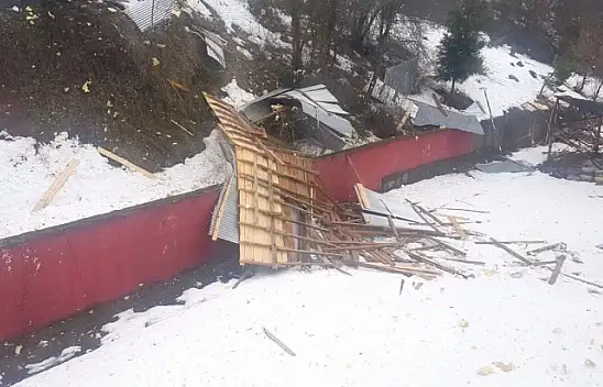 Fırtına Okulun çatısını uçurdu