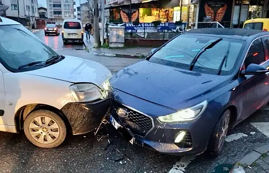İki otomobil kafa kafaya çarpıştı
