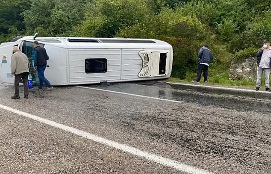 İşçi servisi devrildi