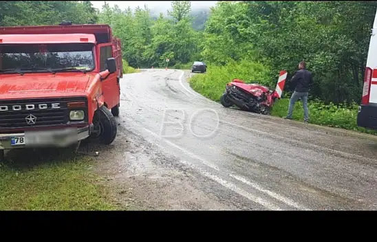 Kamyonet ile otomobil çarpıştı