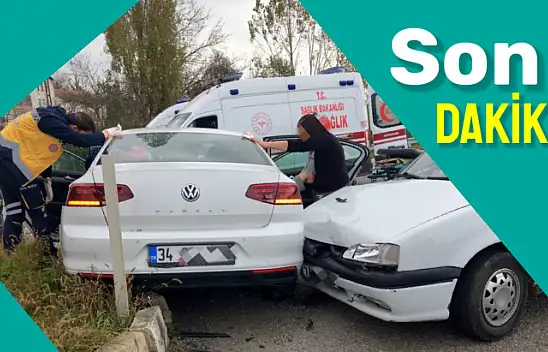 Kavşakta iki otomobil çarpıştı