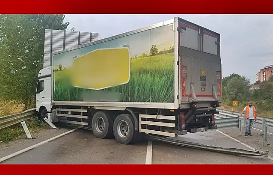 Kayan kamyon karşı şeride geçti