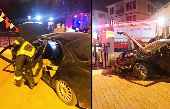 Otomobil bina girişindeki direğe çarptı