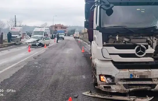 Otomobil ile Tır çarpıştı