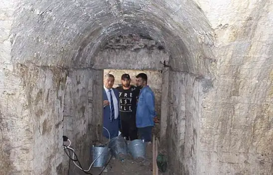 Yıkılan konağın altından mahzen çıktı