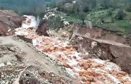 Arıt'tan gelen dere coştu