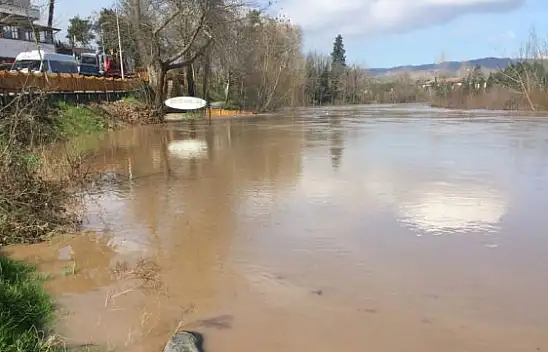 Bartın'da sular yükseldi, köprü ulaşıma kapandı