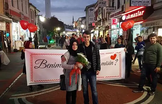 Cadde Ortasında romantik anlar!