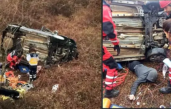 Devrilen otomobilin altında sabahladı