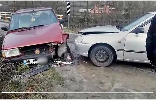 İki otomobil çarpıştı