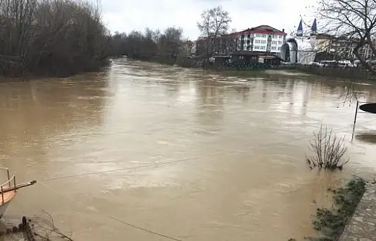 Irmak taşma noktasına geldi