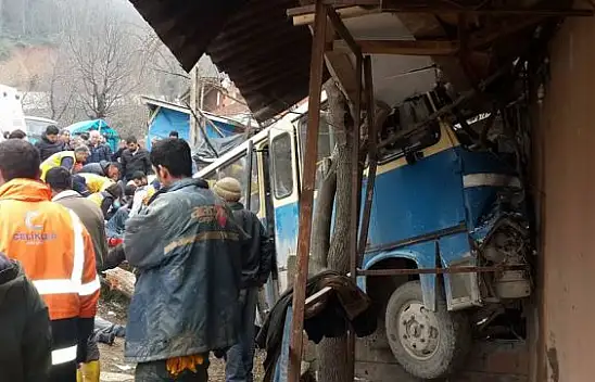 İşçi servisi eve çarptı, kazadan ilk görüntüler