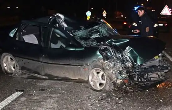 Kamyona çarpan otomobil hurdaya döndü