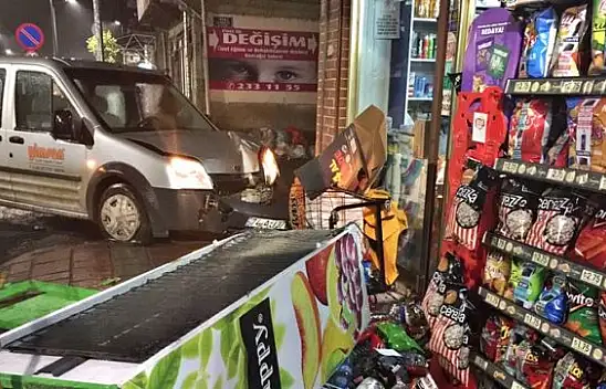 Kontrolden çıkan araç markete çarptı