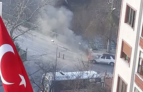 Köprü girişinde otomobil alev aldı