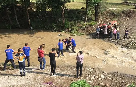 Köprü yıkıldı, vatandaşların ulaşımı yok