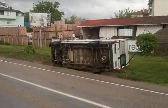 Minibüs devrildi
