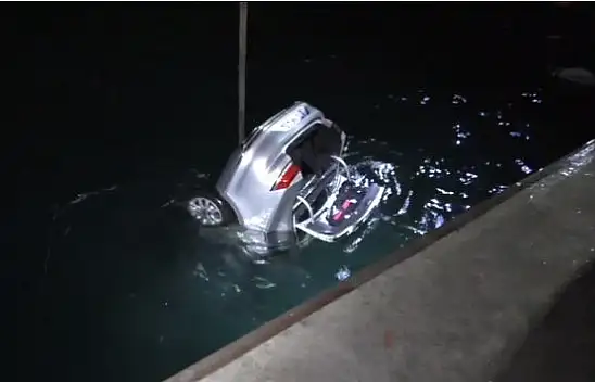 Otomobil denize böyle düştü, işte o anlar